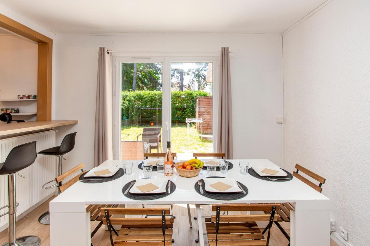 La Maison Des Sourires: Tranquil Garden Retreat Near Parc Astérix Apartment Fosses